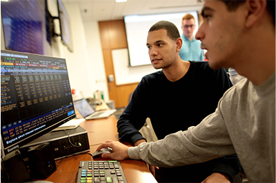 Swan students at Bloomberg terminal Pictured_Business students at Bloomberg terminal